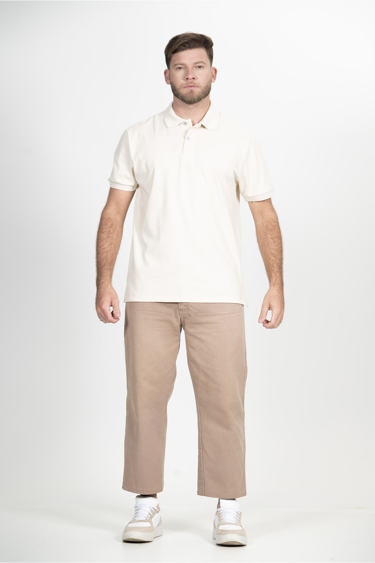 Camisa gola polo Off White de piquet, clássica e confortável.
