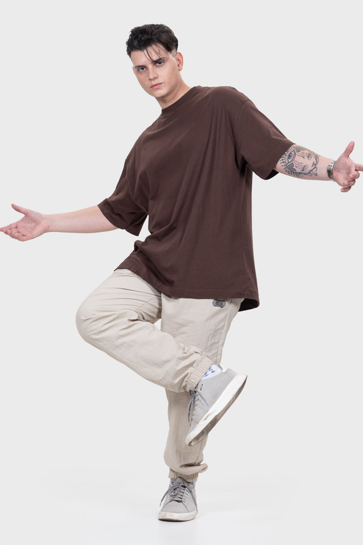 Camiseta Oversized Everyday Básica | Marrom Brand Liso - Imagem 4
