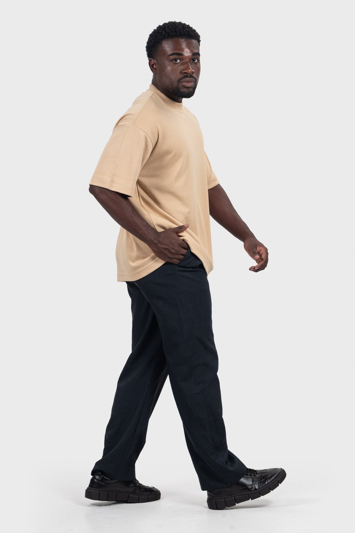 Camiseta Oversized Everyday Básica | Bege Camel Brand Liso - Imagem 4