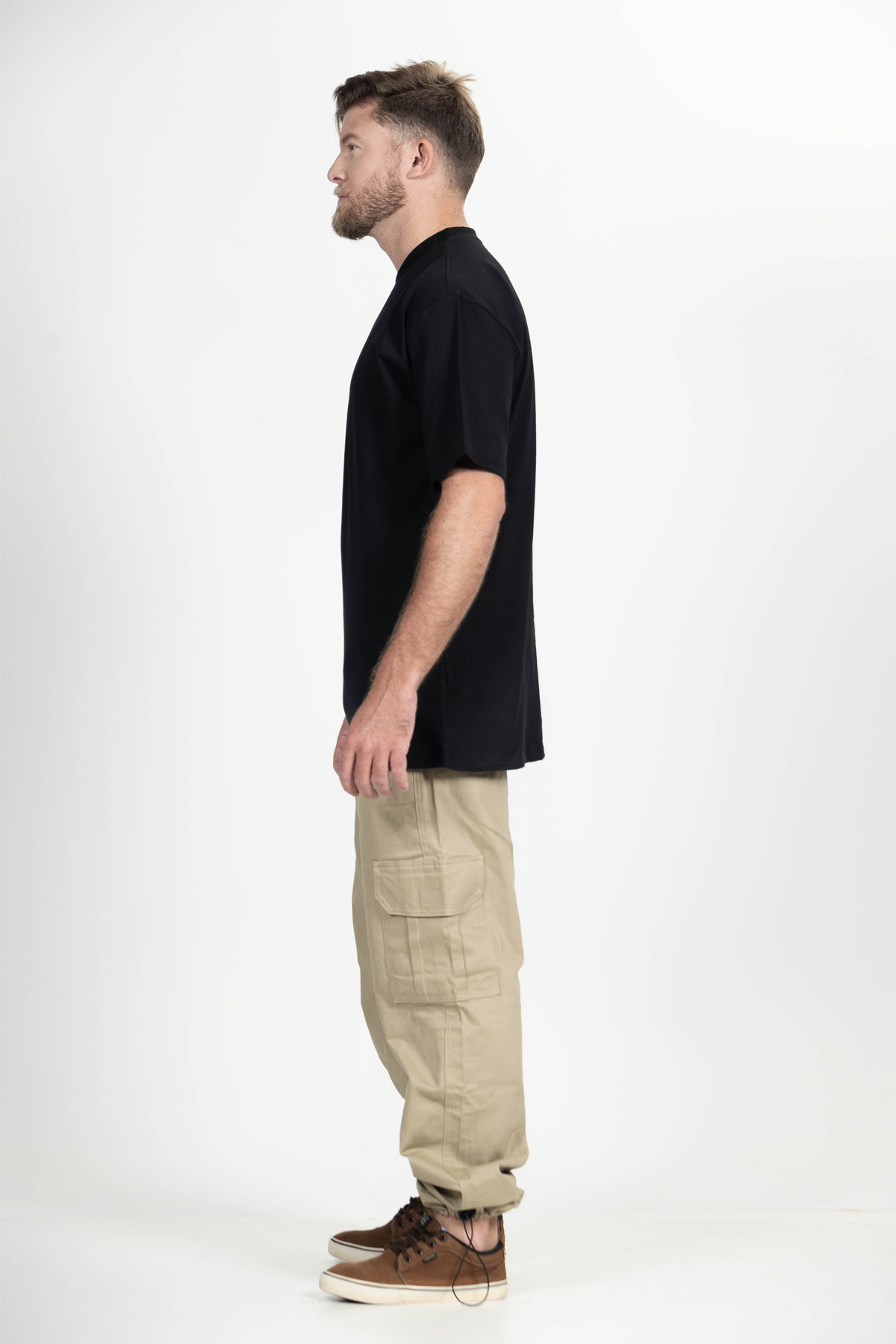 Camiseta Preta Streetwear Urban, confeccionada em malha de fio 30.1 penteado, 100% algodão, destacando estilo, conforto e modelagem streetwear com caimento solto.