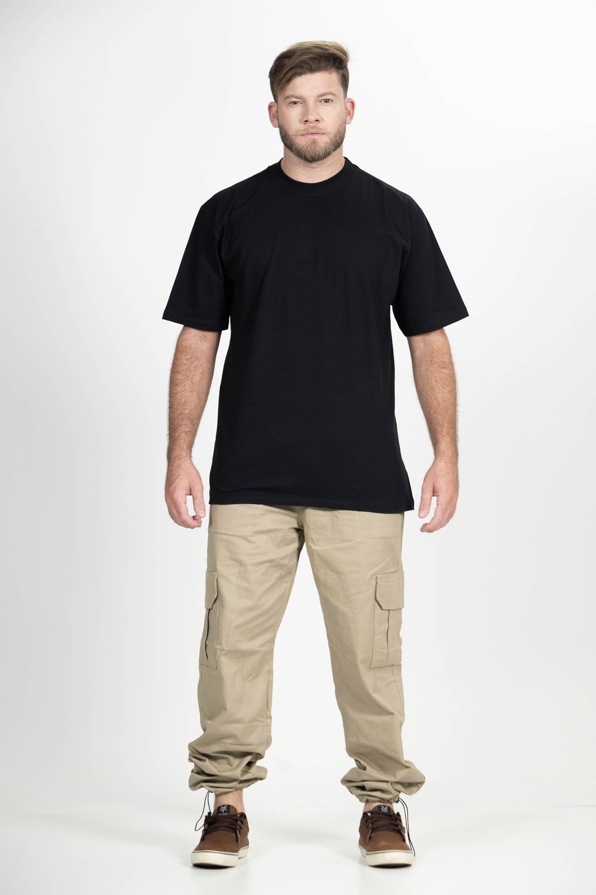 Camiseta Preta Streetwear Urban, confeccionada em malha de fio 30.1 penteado, 100% algodão, destacando estilo, conforto e modelagem streetwear com caimento solto.