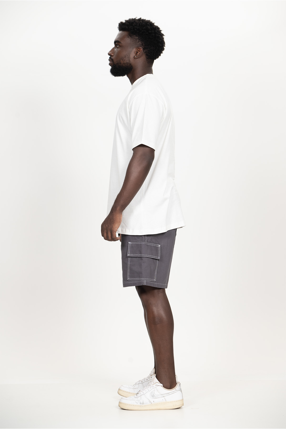 Camiseta Off White Streetwear Urban, confeccionada em malha de fio 30.1 penteado, 100% algodão, destacando estilo, conforto e modelagem streetwear com caimento solto.