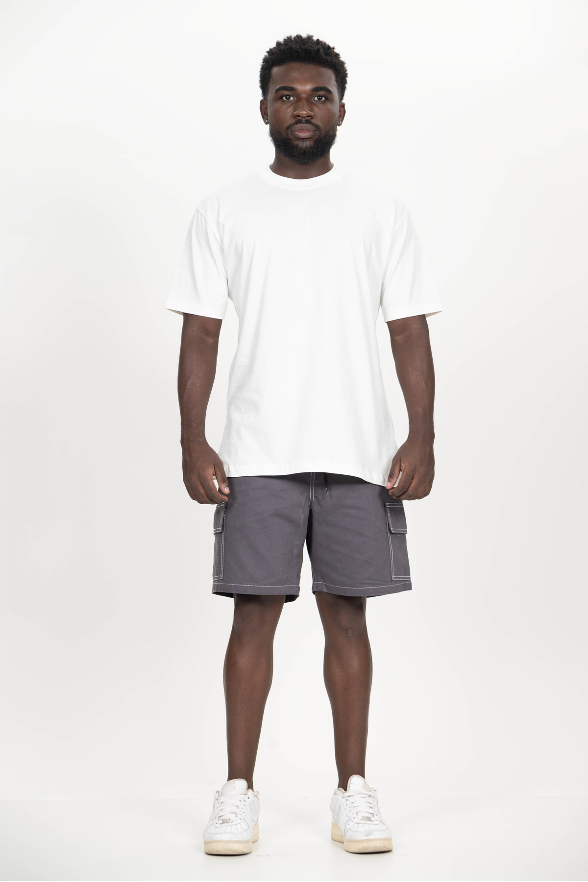 Camiseta Off White Streetwear Urban, confeccionada em malha de fio 30.1 penteado, 100% algodão, destacando estilo, conforto e modelagem streetwear com caimento solto.