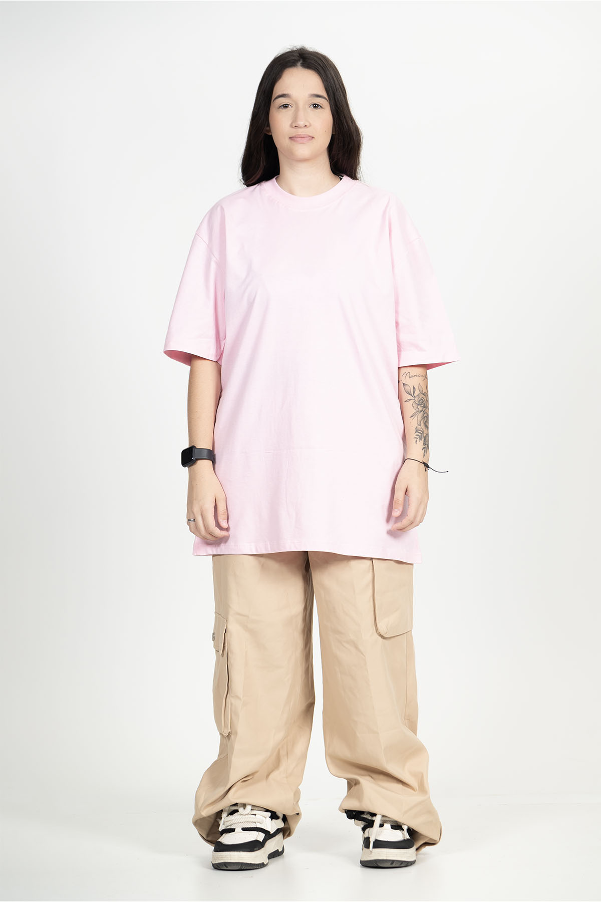 Camiseta Rosa Bebê Streetwear Urban, confeccionada em malha de fio 30.1 penteado, 100% algodão, destacando estilo, conforto e modelagem streetwear com caimento solto.