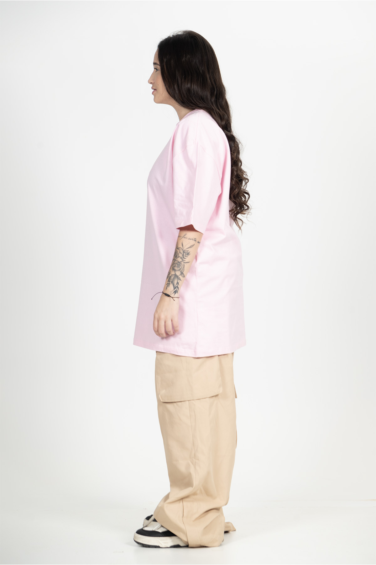 Camiseta Rosa Bebê Streetwear Urban, confeccionada em malha de fio 30.1 penteado, 100% algodão, destacando estilo, conforto e modelagem streetwear com caimento solto.