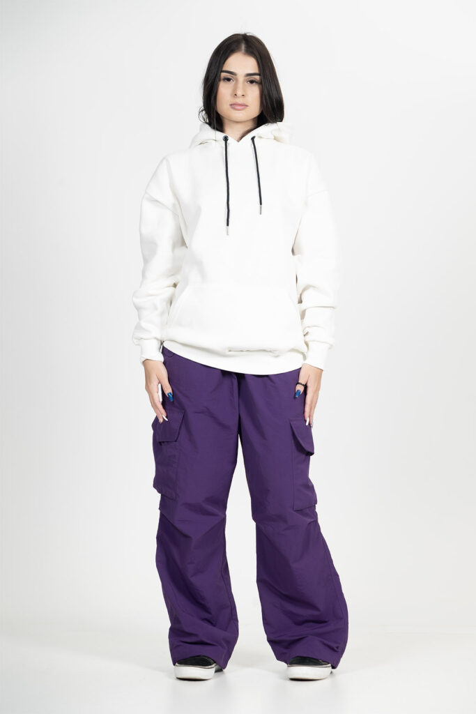 Moletom Canguru Streetwear Básico Off White, com tecido peluciado, cordão de algodão com ponteira de ferro, touca forrada e ajuste perfeito em barras caneladas. Conforto, estilo e qualidade para dias frios.