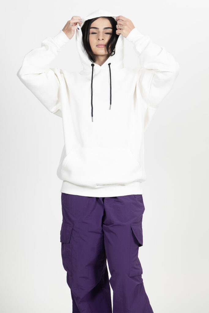 Moletom Canguru Streetwear Básico Off White, com tecido peluciado, cordão de algodão com ponteira de ferro, touca forrada e ajuste perfeito em barras caneladas. Conforto, estilo e qualidade para dias frios.